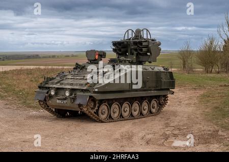 Véhicule blindé à chenilles Alvis Stormer Starstreak CVR-T de l'armée britannique équipé d'un système de missiles à grande vitesse de défense aérienne à courte portée en action sur un Banque D'Images