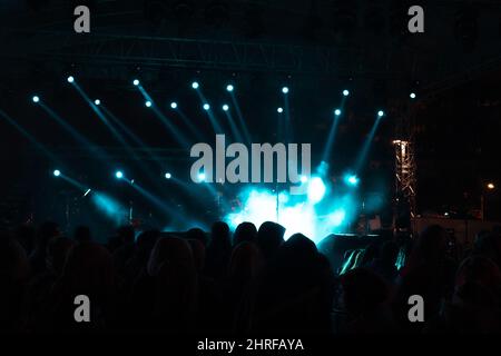 Projecteurs. Photo de fond de concert avec effet de brouillard et points de vue sur la scène. Banque D'Images