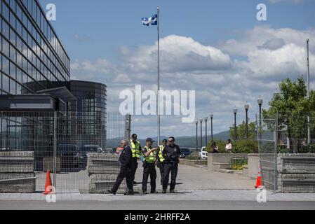Les policiers et le personnel de sécurité se tiennent à l'extérieur de l'escrime sécurisée autour du Centre des congrès de Québec avant le Sommet de G7 à Québec, le mercredi 6 juin 2018. LA PRESSE CANADIENNE/Darren Calabre