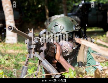 Les commandos des forces spéciales de Côte d'Ivoire pendant l'entraînement de reconnaissance aux côtés des forces spéciales de France pendant l'exercice Flintlock 2022 le 19 février 2022 près d'Abidjan, Côte d'Ivoire. Banque D'Images