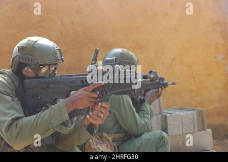 Commandos des forces spéciales de Côte d'Ivoire pendant l'entraînement de petite unité aux côtés des forces spéciales de France pendant l'exercice Flintlock 2022 19 février 2022 près d'Abidjan, Côte d'Ivoire. Banque D'Images