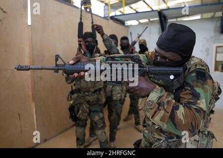 Commandos de la Force spéciale du Ghana lors d'un quart d'entraînement de combat aux côtés des forces spéciales françaises et britanniques pendant l'exercice Flintlock 2022 19 février 2022 près d'Abidjan, Côte d'Ivoire. Banque D'Images
