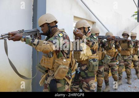 Commandos de la Force spéciale nigériane lors d'un quart d'entraînement de combat aux côtés des forces spéciales françaises et britanniques pendant l'exercice Flintlock 2022 19 février 2022 près d'Abidjan, Côte d'Ivoire. Banque D'Images