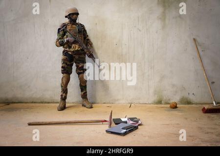 Un soldat des Forces armées nigérianes garde pendant un entraînement d'exploitation à vue sensible aux côtés des forces spéciales françaises pendant l'exercice Flintlock 2022 19 février 2022 près d'Abidjan, Côte d'Ivoire. Banque D'Images