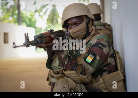 Commandos de la Force spéciale nigériane lors d'un quart d'entraînement de combat aux côtés des forces spéciales françaises et britanniques pendant l'exercice Flintlock 2022 19 février 2022 près d'Abidjan, Côte d'Ivoire. Banque D'Images