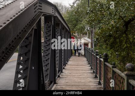 Poutres de pont de treillis de fer peintes en gris avec de nombreux boulons, en gros plan photo. Banque D'Images