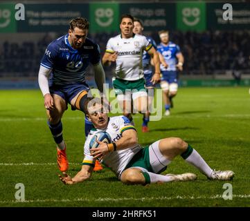 Manchester, Royaume-Uni. 25th févr. 2022. 25th février 2022 ; AJ Bell Stadium, sale, Angleterre ; Gallagher Premiership rugby, Vente versus London Irish: Paddy Jackson of London Irish prend le ballon en contact Credit: Action plus Sports Images/Alay Live News Banque D'Images