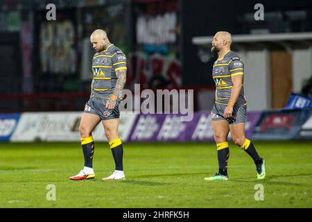 Hull, Royaume-Uni. 25th févr. 2022. Castleford Tigers Nathan Massey #14 et Paul McShane #9 lors du match Super League entre Hull KR et Castleford au stade Craven Park, à Hull, le 25 février 2022. Photo de Simon Hall. Utilisation éditoriale uniquement, licence requise pour une utilisation commerciale. Aucune utilisation dans les Paris, les jeux ou les publications d'un seul club/ligue/joueur. Crédit: UK Sports pics Ltd/Alay Live News crédit: UK Sports pics Ltd/Alay Live News Banque D'Images