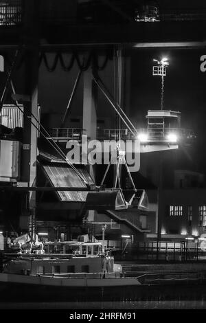 Déchargement d'un cargo à charbon en détail la nuit Banque D'Images