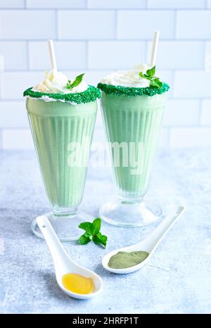 Deux mélanges de matcha verts shakes Shamrock boissons froides saines Banque D'Images