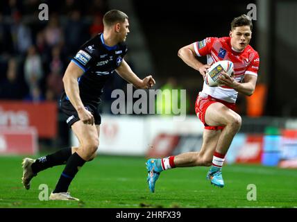 St Helens Jack Welsby (à droite) tente de passer le Brad Walker de Wakefield Trinity lors du match de la Super League de Betfred au stade totalement Wicked, St Helens. Date de la photo : vendredi 25 février 2022. Banque D'Images