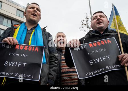 Madrid, Espagne. 25th févr. 2022. Les citoyens et les partisans ukrainiens scandent des slogans tout en tenant des pancartes lorsqu'ils se rassemblent devant l'ambassade de Russie lors d'un rassemblement anti-wat le deuxième jour après que la Russie ait attaqué le territoire ukrainien.des manifestations anti-guerre en faveur de l'Ukraine ont lieu dans les plus grandes villes du monde. (Photo par Miguel Candela/SOPA Images/Sipa USA) crédit: SIPA USA/Alay Live News Banque D'Images