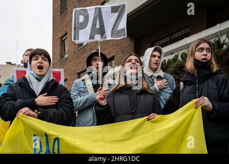 Madrid, Espagne. 25th févr. 2022. Les citoyens et les partisans ukrainiens scandent des slogans tout en tenant un drapeau et un écriteau, alors qu'ils se rassemblent devant l'ambassade de Russie lors d'un rassemblement anti-wat, le deuxième jour après que la Russie ait attaqué le territoire ukrainien.des manifestations anti-guerre en faveur de l'Ukraine ont lieu dans les plus grandes villes du monde. (Photo par Miguel Candela/SOPA Images/Sipa USA) crédit: SIPA USA/Alay Live News Banque D'Images