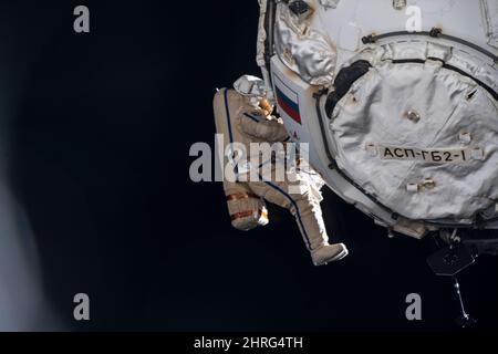 Le cosmonaute russe Pyotr Dubrov travaille à configurer le module d'amarrage de Prical sur la Station spatiale internationale le 19 février 2022 dans Earth Orbit. Dubrov et son cocosmonaute Anton Shkaplerov ont passé sept heures et 11 minutes sur la sortie de l'espace. Banque D'Images