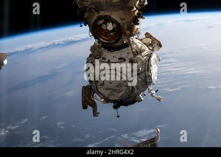 Les cosmonautes russes Pyotr Dubrov (bas) et Anton Shkaplerov (haut) travaillent à configurer le module d'amarrage de Prical et à équiper le module de laboratoire polyvalent Nauka sur la Station spatiale internationale le 19 février 2022 à Earth Orbit. Le couple a passé sept heures et 11 minutes sur la sortie de l'espace. Banque D'Images