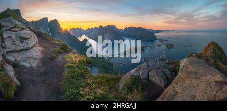 Panorama spectaculaire au coucher du soleil depuis reinebringen, îles Lofoten, norvège Banque D'Images