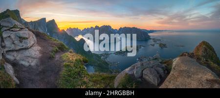 Panorama spectaculaire au coucher du soleil depuis reinebringen, îles Lofoten, norvège Banque D'Images