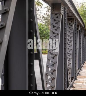 Poutres de pont de treillis de fer peintes en gris avec de nombreux boulons, en gros plan photo. Banque D'Images