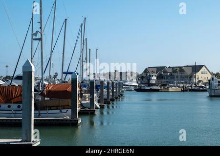 Marina avec jetées, bateaux, yachts, bâtiments et bleu eau et ciel, par une belle journée ensoleillée. Banque D'Images