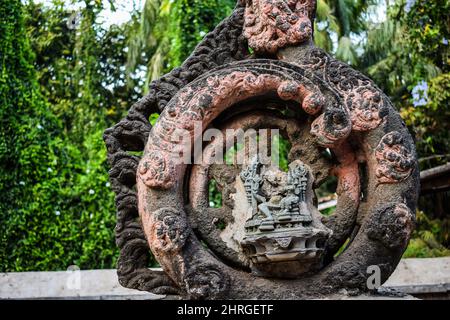 Pierre noire en ruines sculptée forme ronde Sculpture représentant au Townhall Museum Kolhapur, Inde. Banque D'Images