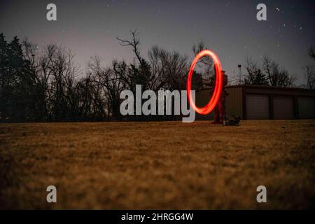 Oklahoma City, États-Unis. 17th févr. 2022. Instructeur du vol d'entraînement au combat 137th, la garde nationale d'Oklahoma Air utilise une lumière rouge pour signaler aux élèves qui portent DES lunettes de vision nocturne BINOCULAIRES AN/PVS-31A pendant l'entraînement de l'équipe de soutien de mission (MST) à Oklahoma City, le 10 février 2022. Les élèves du MST ont utilisé les dispositifs de vision nocturne pour apprendre à observer leur environnement et à dissimuler leur mouvement dans l'obscurité. Crédit : U.S. National Guard/ZUMA Press Wire Service/ZUMAPRESS.com/Alamy Live News Banque D'Images