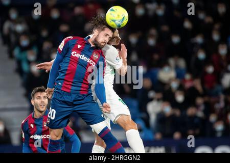 Valence, Espagne, 25 février 2022. Jorge Miramon (L) et Pere Milla d'Elche CF de Levante lors du match LaLiga entre Levante ud et Elche CF au stade Ciutat de Valencia. (Photo de Jose Miguel Fernandez /Alay Live News ) Credit: Jose Miguel Fernandez/Alay Live News Banque D'Images