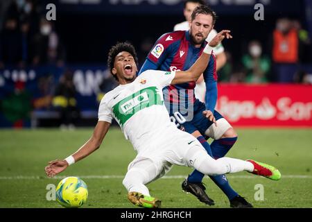 Valence, Espagne, 25 février 2022. Johan Mojica d'Elche CF (L) Jorge Miramon, avant de Levante, pendant le match de LaLiga entre Levante ud et Elche CF au stade Ciutat de Valencia. (Photo de Jose Miguel Fernandez /Alay Live News ) Credit: Jose Miguel Fernandez/Alay Live News Banque D'Images