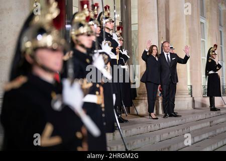 Le vice-président américain Kamala Harris et le deuxième gentleman Douglas Emhoff se mettent à brandir à l'Elysée pour un dîner organisé par le président français Emmanuel Macron, le 11 novembre 201 à Paris, en France. Banque D'Images