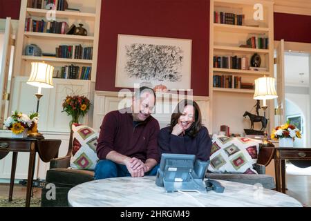 Kamala Harris, vice-président des États-Unis, et Douglas Emhoff, deuxième homme, appellent les troupes militaires au Koweït et à San Diego pour leur souhaiter un joyeux Thanksgiving de la résidence du vice-président, le 25 novembre 2021, à Washington Banque D'Images