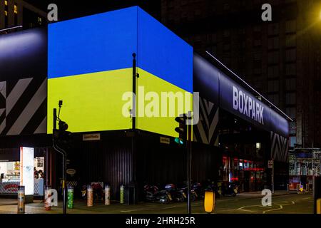 Wembley Park, Londres, Royaume-Uni. 25th février 2022. Ce soir, dans une expression de solidarité avec le peuple d'Ukraine, Boxpark Wembley Park est illuminé en bleu et jaune, les couleurs du drapeau national ukrainien. Amanda Rose/Alamy Live News Banque D'Images