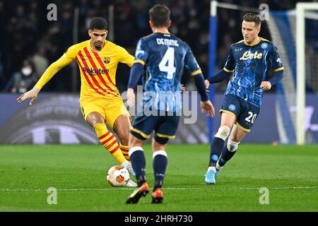 NAPLES, ITALIE - FÉVRIER 24 : Ronald Araujo du FC Barcelone, Diego Demme de SSC Napoli, Piotr Zielinski de SSC Napoli pendant le tapis de l'UEFA Europa League Banque D'Images