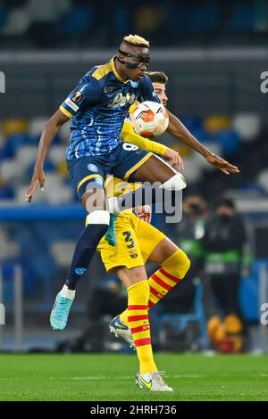 NAPLES, ITALIE - FÉVRIER 24 : Victor Osimhen de la SSC Napoli, Gerard pique du FC Barcelone lors du match de l'UEFA Europa League entre la SSC Napoli et le FC Banque D'Images