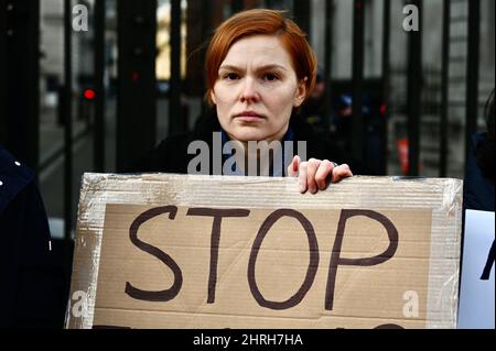 Londres, Royaume-Uni. 25th févr. 2022. Londres, Royaume-Uni. Les citoyens ukrainiens vivant au Royaume-Uni se sont rassemblés à l'extérieur de Downing Street pour manifester contre l'invasion russe de l'Ukraine. Crédit : michael melia/Alay Live News Banque D'Images