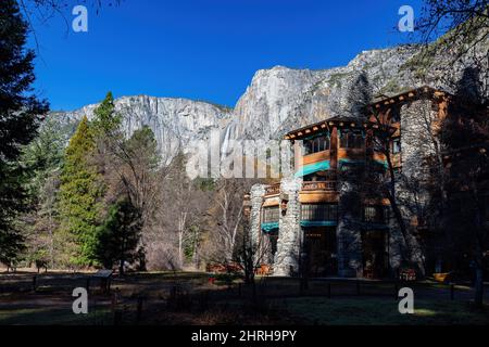 Vue extérieure ensoleillée de l'hôtel Ahwahnee dans le parc national de Yosemite en Californie Banque D'Images