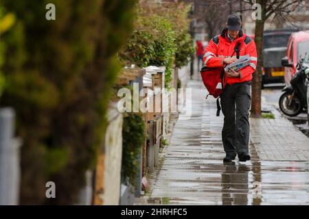 Londres, Royaume-Uni. 20th févr. 2022. Un postier est vu livrer les lettres dans un quartier résidentiel. (Image de crédit : © Dinendra Haria/SOPA Images via ZUMA Press Wire) Banque D'Images