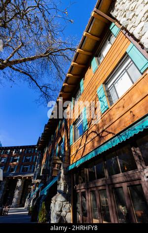 Vue extérieure ensoleillée de l'hôtel Ahwahnee dans le parc national de Yosemite en Californie Banque D'Images