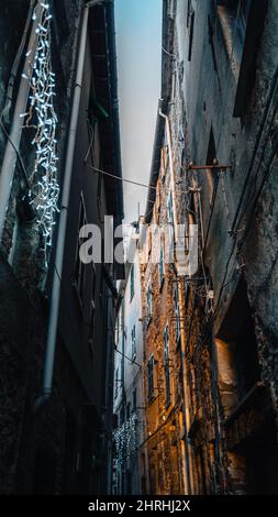 Photo à angle bas de maisons et de rues étroites dans un petit village de bord de mer Cinque en Italie Banque D'Images