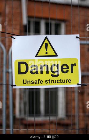 SOUTHEND-ON-SEA, ESSEX, Royaume-Uni - 22 FÉVRIER 2022 : danger structure dangereuse panneau sur la clôture autour de l'ancien bâtiment Banque D'Images