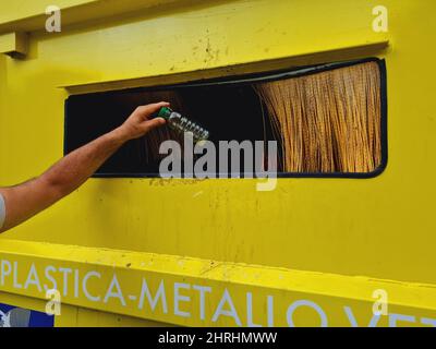Concept de gestion et de recyclage des déchets - homme jetant une bouteille en plastique dans le conteneur Banque D'Images