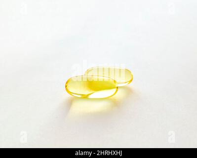 Capsules fermées avec supplément alimentaire: Huile de poisson, oméga 3, vitamine A, vitamine D, vitamine D3, Vitamine E. foyer sélectif. Banque D'Images