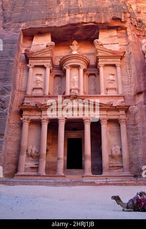 Ancienne ville rock de Petra - Al-Khazneh - temple, trésor, site archéologique sculpté en grès, canyon Siq, Jordanie. Banque D'Images