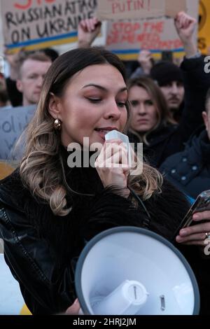 S'exprimer - le protestataire (Paulina Thomson) s'exprimant lors d'une protestation contre l'invasion russe de l'Ukraine. Banque D'Images