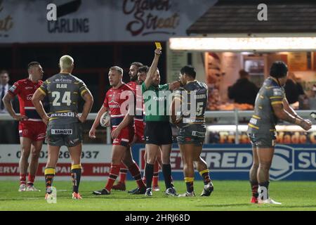 Kingston upon Hull, Royaume-Uni. 25th févr. 2022. Bureta Faraimo #5 de Castleford Tigers reçoit une carte jaune et est mis dans le casier Sin par l'arbitre Liam Moore à Kingston sur Hull, Royaume-Uni le 2/25/2022. (Photo de James Heaton/News Images/Sipa USA) crédit: SIPA USA/Alay Live News Banque D'Images