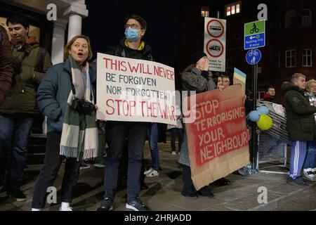 Londres, Royaume-Uni, 25th février 2022 manifestants devant l'ambassade de Russie la nuit, suite à l'attaque récente de la Russie contre l'Ukraine. Credit: Kiki Streitberger/Alay Live News Credit: Kiki Streitberger/Alay Live News Banque D'Images