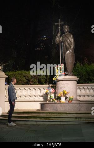 Londres, Royaume-Uni, 25th février 2022 Un homme s'arrête pour observer les fleurs posées aux pieds de la statue de Saint-Volodymyr, gouverneur de l'Ukraine de 980 à 1015, à la suite de l'attaque récente de la Russie. Crédit : Kiki Streitberger/Alay Live News Banque D'Images