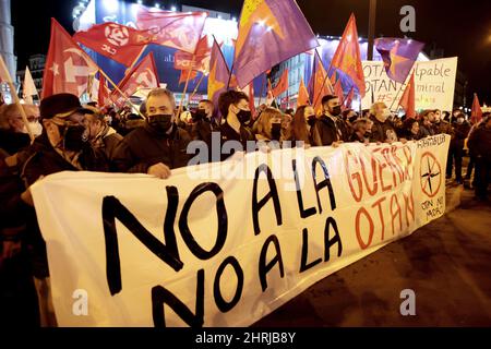 Madrid, Espagne. 25th févr. 2022. Madrid, Espagne; 25.02.2022.- sous le slogan "non à la guerre, non à l'OTAN", des dizaines de groupes manifestent à la Puerta del sol à Madrid avant l'invasion de l'armée russe en Ukraine. Crédit : Juan Carlos Rojas/dpa/Alay Live News Banque D'Images