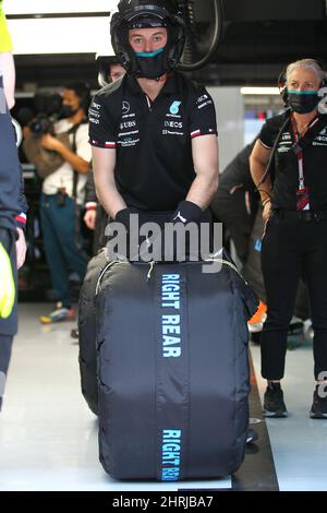 Circuit de Barcelone-Catalunya, Barcelone, Espagne, 25 février 2022, Mercedes-AMG Petronas F1 Team
Pit Stop Crew lors de la séance d'essais pré-saison précédant le Championnat du monde de Formule 1 2022 de la FIA - crédit de championnat de Formule 1 : Live Media Publishing Group/Alay Live News Banque D'Images