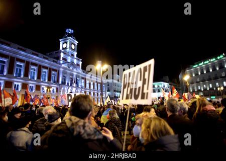 Madrid, Espagne. 25th févr. 2022. Madrid, Espagne; 25.02.2022.- sous le slogan "non à la guerre, non à l'OTAN", des dizaines de groupes manifestent à la Puerta del sol à Madrid avant l'invasion de l'armée russe en Ukraine. Crédit : Juan Carlos Rojas/dpa/Alay Live News Banque D'Images