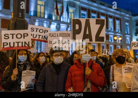 Madrid, Espagne. 25th févr. 2022. Les manifestants tiennent des pancartes lors d'une manifestation contre l'invasion russe de l'Ukraine à la Puerta Del sol à Madrid, dans le centre-ville. (Photo de Guillermo Gutierrez/SOPA image/Sipa USA) crédit: SIPA USA/Alay Live News Banque D'Images