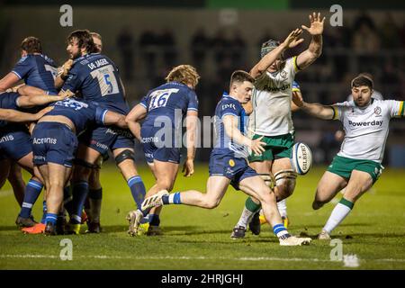 Manchester, Royaume-Uni. 25th févr. 2022. 25th février 2022 ; AJ Bell Stadium, sale, Angleterre ; Gallagher Premiership rugby, Vente versus London Irish: Raffi Quirke of sale Sharks efface le ballon Credit: Action plus Sports Images/Alamy Live News Banque D'Images